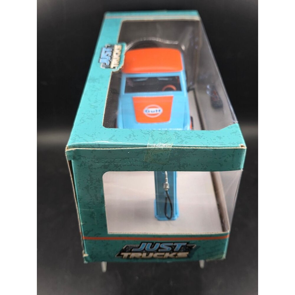 1973 Ford Bronco Gulf Diecast Model w/ Gas Pump 1:24 Jada Just Trucks - Picture 7 of 7